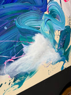 Born from Chaos – Abstrakte Acrylmalerei mit surrealen Elementen von Sophie Drummer. Türkis- und Blautöne treffen auf expressive Bewegungen, die Energie und Transformation visualisieren. Inspirierende Wandkunst für moderne Interiors.