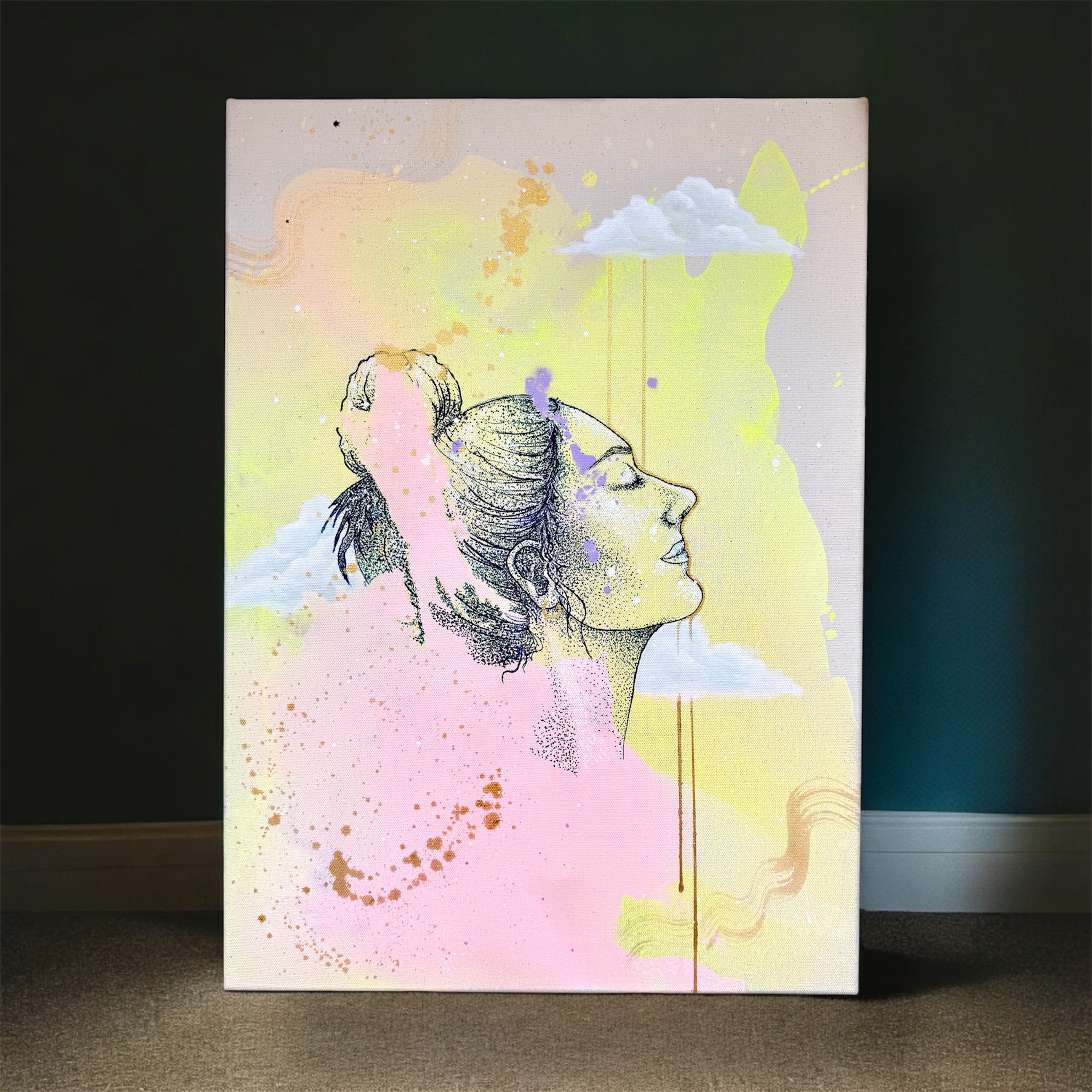 Kunstwerk von Sophie Drummer mit einer ruhigen Frauenzeichnung, eingebettet in sanfte Farbspritzer und Wolken. Inspiriert vom Gefühl innerer Geborgenheit.