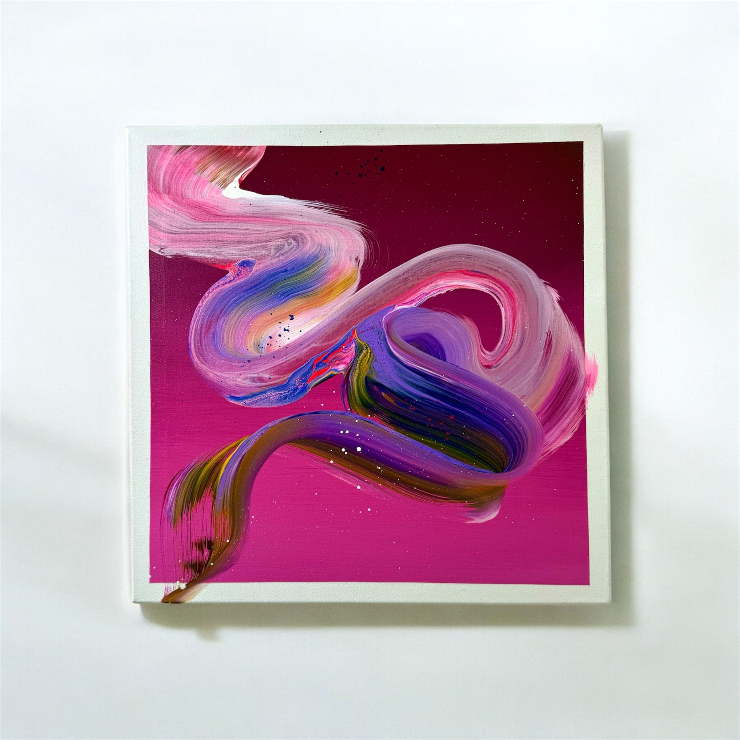 abstraktes Kunstwerk mit fließenden Pinselstrichen in Rosa-, Lila- und Blautönen auf einem tiefen Magentahintergrund. Die geschwungenen Linien erzeugen eine harmonische, dynamische Bewegung, die an endlose Strömungen und natürliche Zyklen erinnert