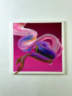 abstraktes Kunstwerk mit fließenden Pinselstrichen in Rosa-, Lila- und Blautönen auf einem tiefen Magentahintergrund. Die geschwungenen Linien erzeugen eine harmonische, dynamische Bewegung, die an endlose Strömungen und natürliche Zyklen erinnert