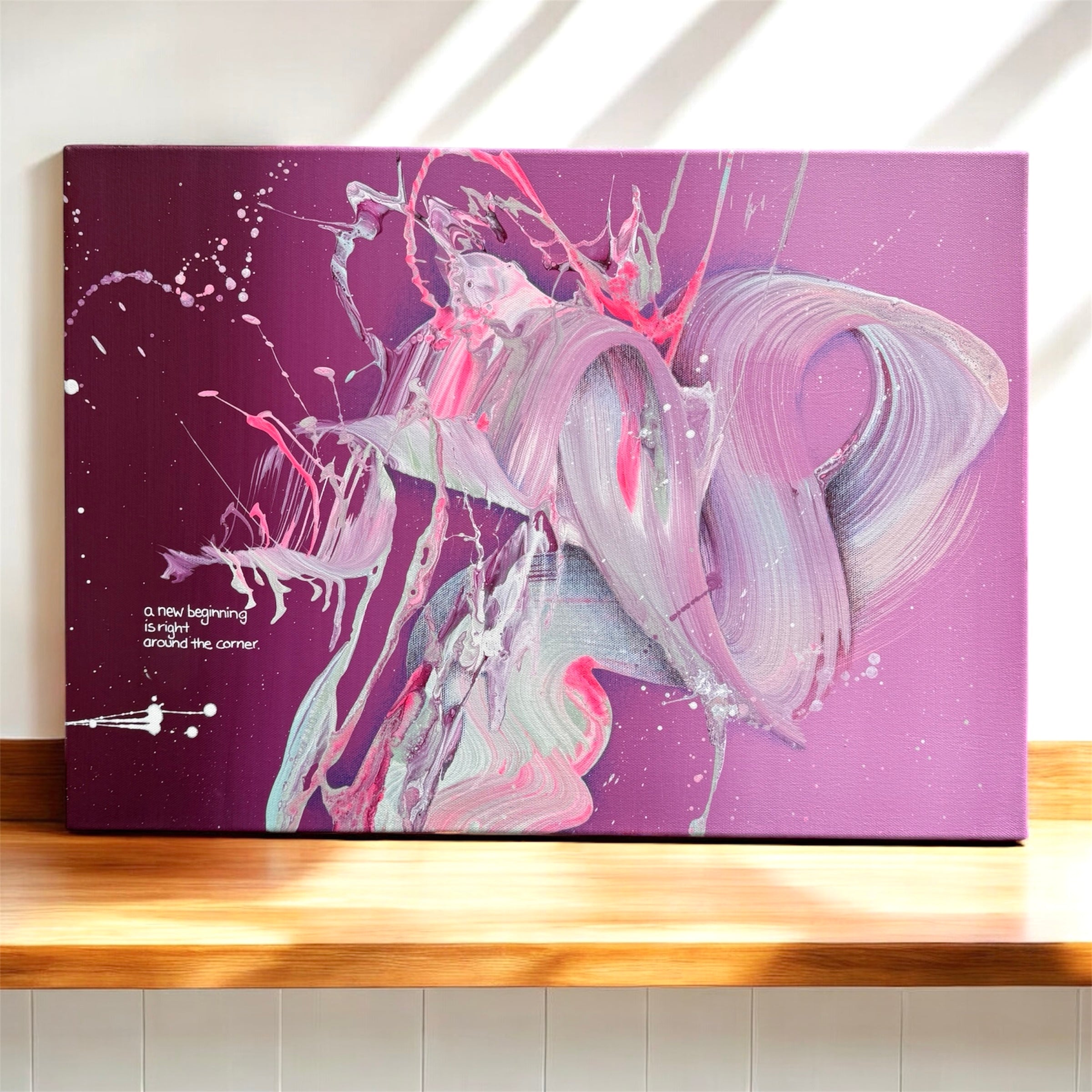 Abstraktes Kunstwerk von Sophie Drummer mit kraftvollen Farben und fließenden Strukturen, die den Moment zwischen Chaos und Neubeginn einfangen. Dunkle Violet und Rosa Töne treffen auf kühle Minttöne.